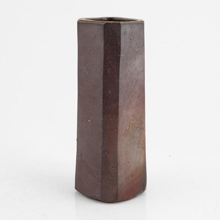 Isezaki Mitsuru (1932-2011), a Bizen ware vase, Japan, signed.