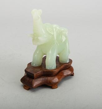 FIGURINER 3 st Kina 1900-tal nefrit.