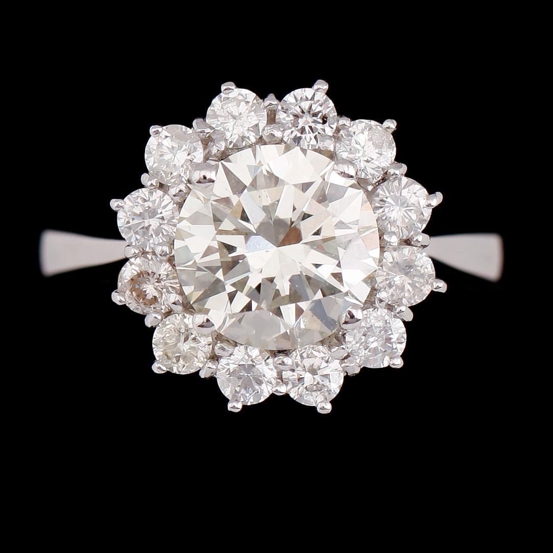 RING, 18 k vitguld, briljantslipade diamanter tot ca 2.97 ct.