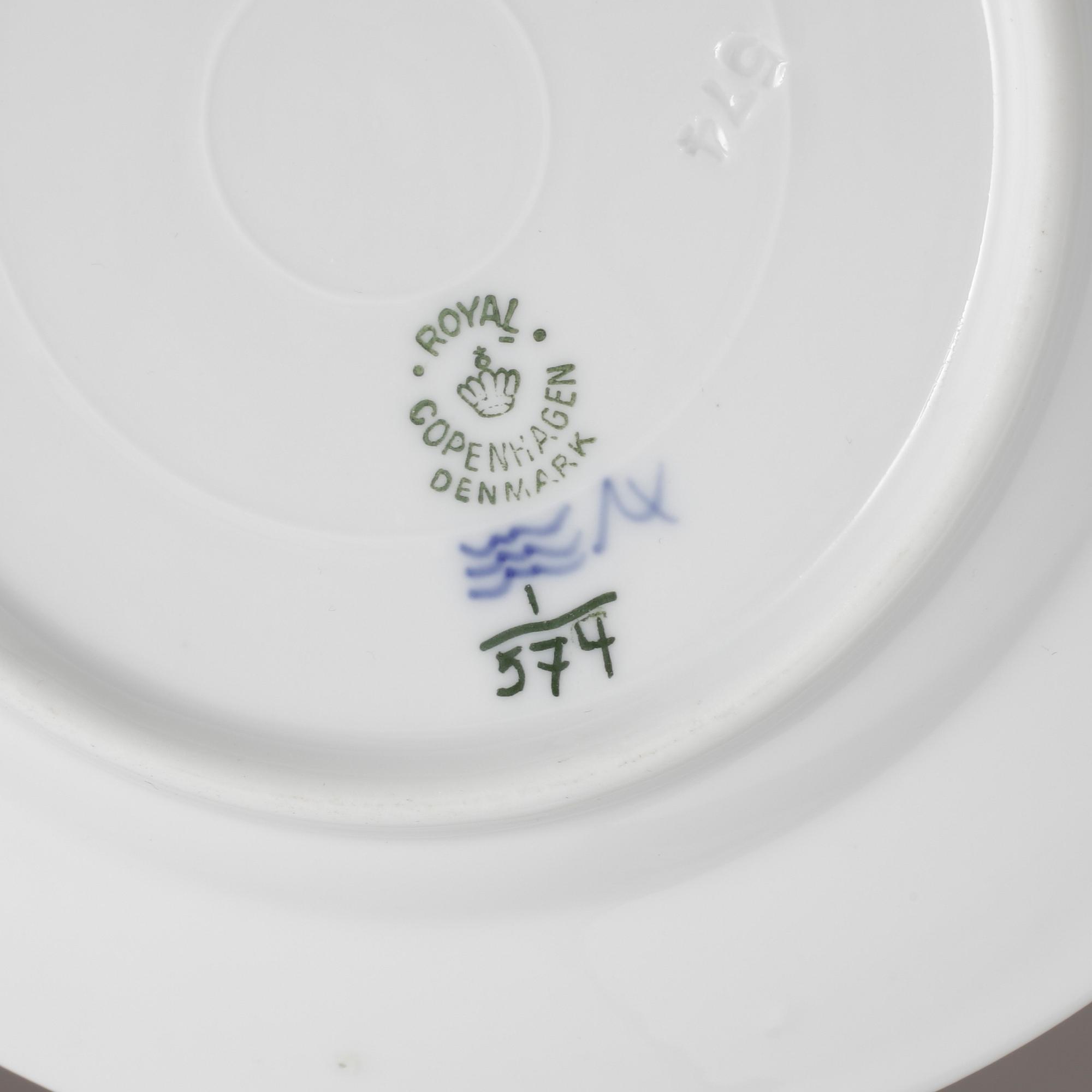 MATSERVIS, 64 delar, porslin, "Musselmalet", Royal Copenhagen.
