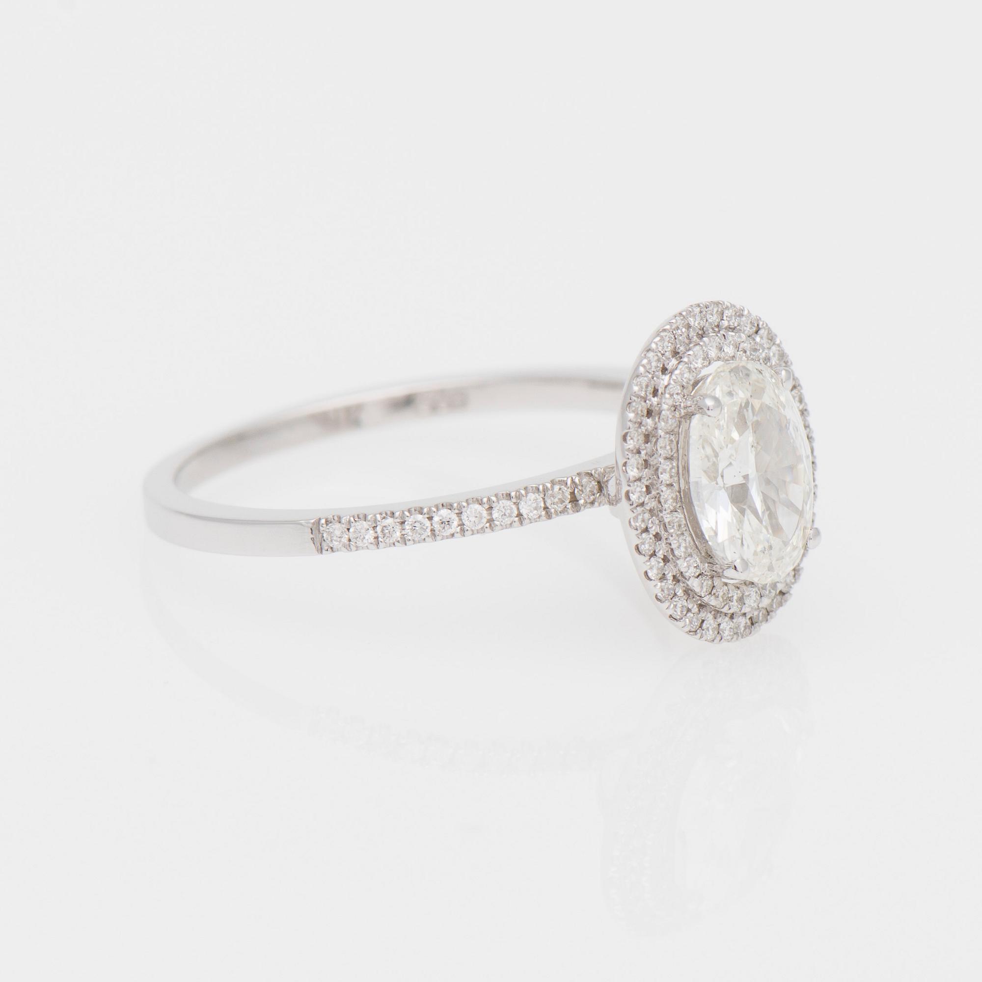 RING, vitguld 14K, ovalslipad diamant ca 1,01 ct. Små diamanter tot. ca 0,80 ct.