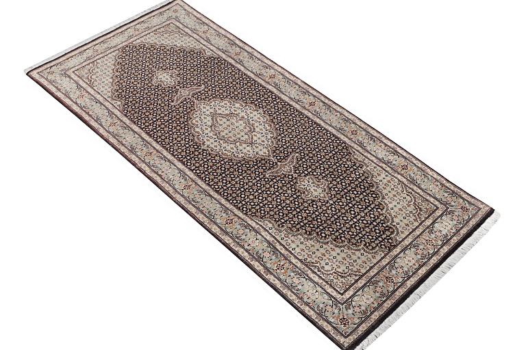 An oriental rug, c. 198 x 81 cm.