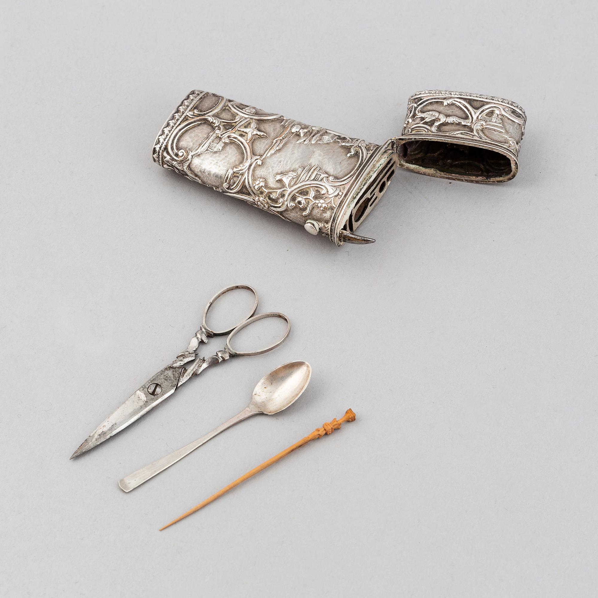 An enamel box, 18th century, and a silver-plates case, 18th/19th century.