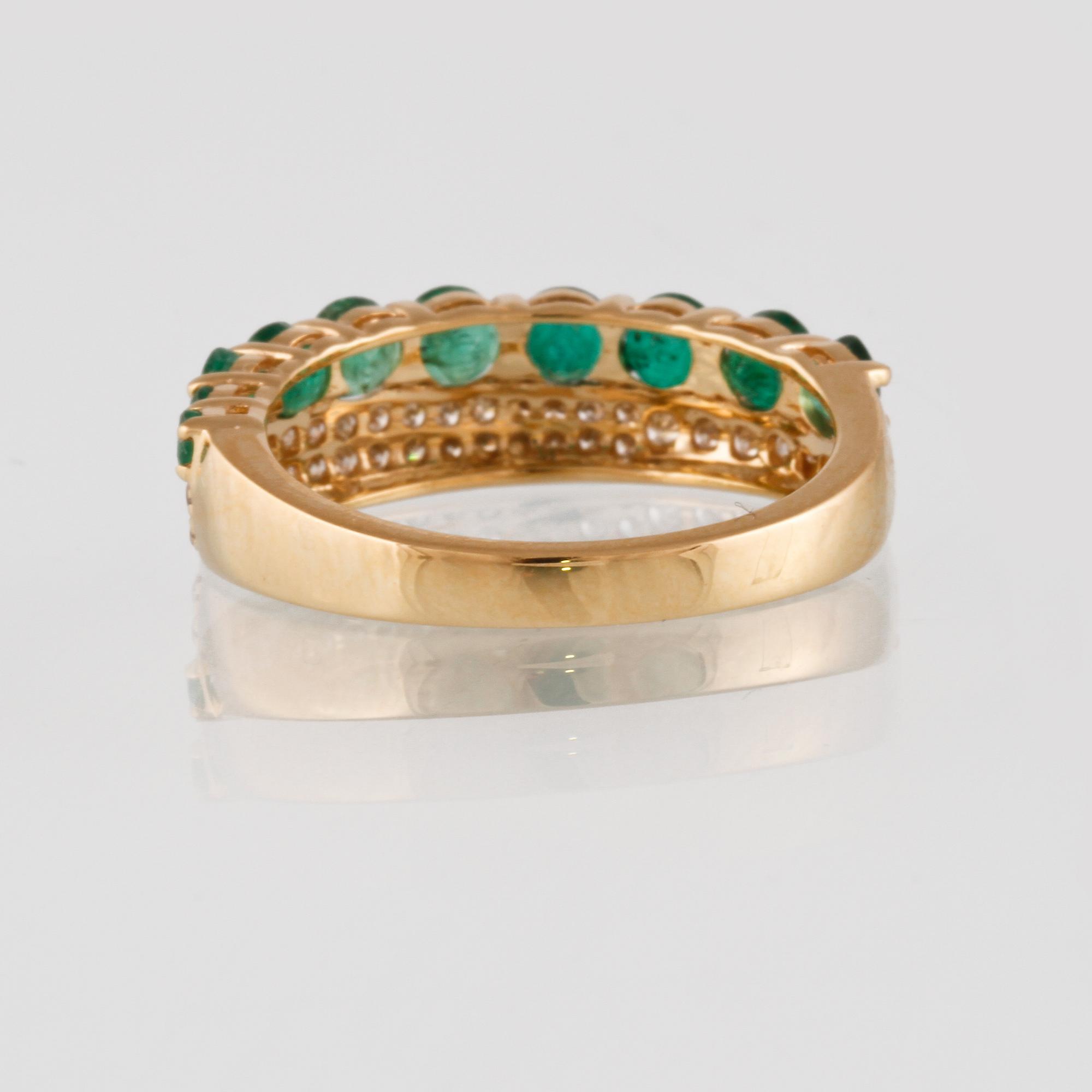 RING, 18K guld med briljantslipade diamanter ca 0.23 ct samt fasettslipade smaragder ca 1.13 ct. Vikt 3,7 gram.