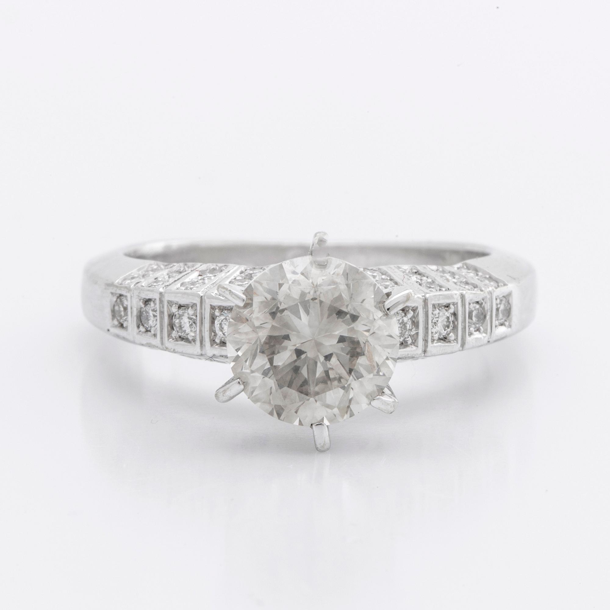 RING 14K vitguld m 1 briljant ca 1,8 ct, ca L-M VS, sidostenar ca 0,25 ct totalt.