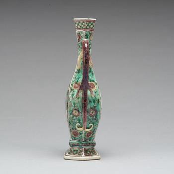 A famille verte bisquit ewer, Qing dynasty, Kangxi (1662-1722).