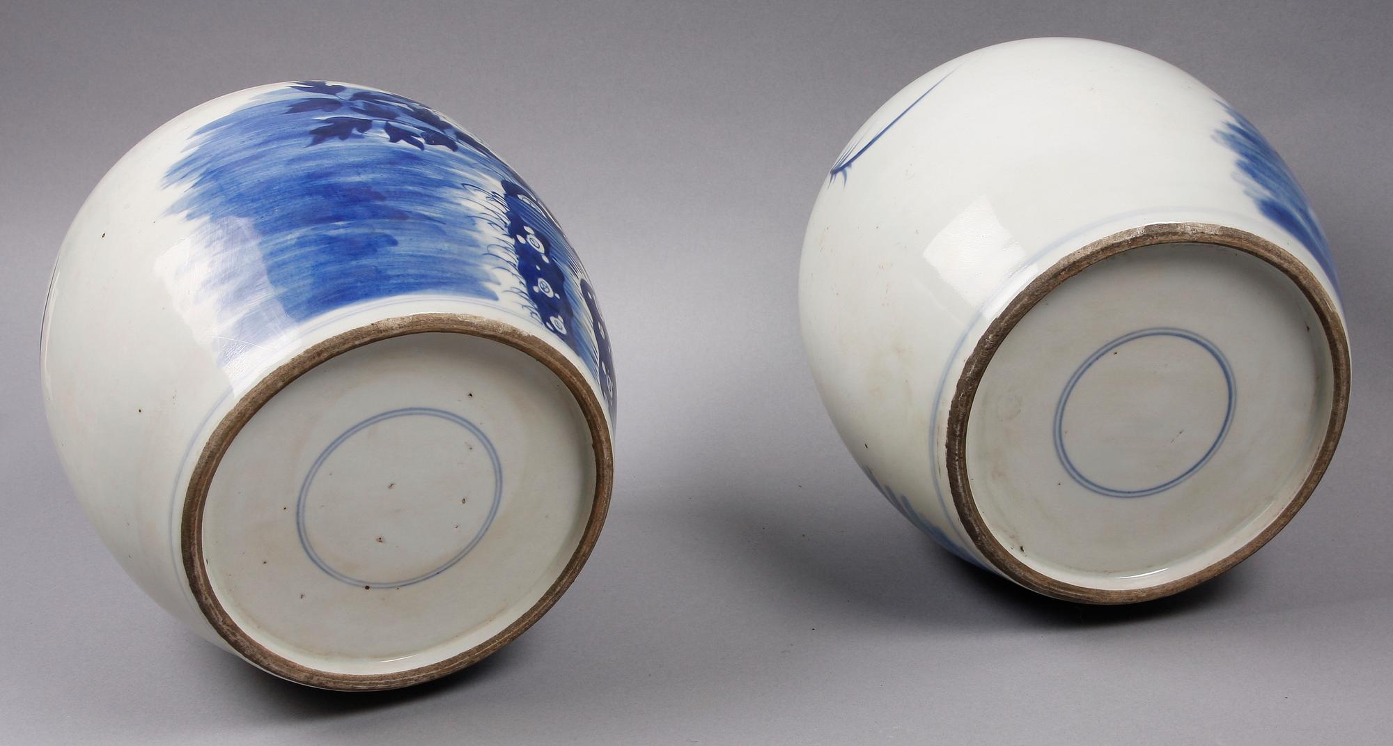 BOJANER, ett par. Porslin. Kina.