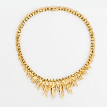 An 18K gold necklace.