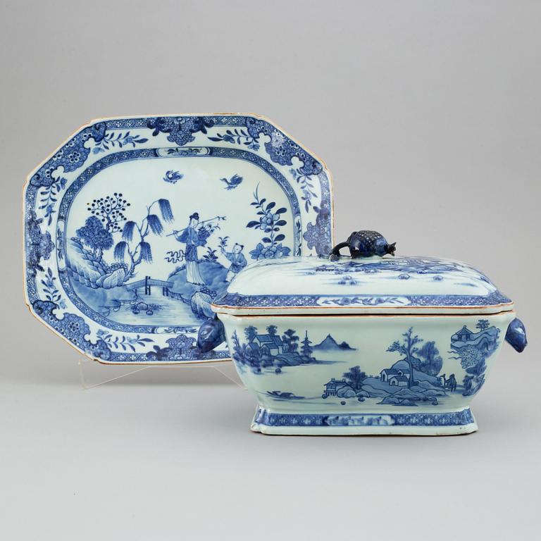 A blue and white tureen and a serving dish, Qing dynasty, Qianlong (1736-95).