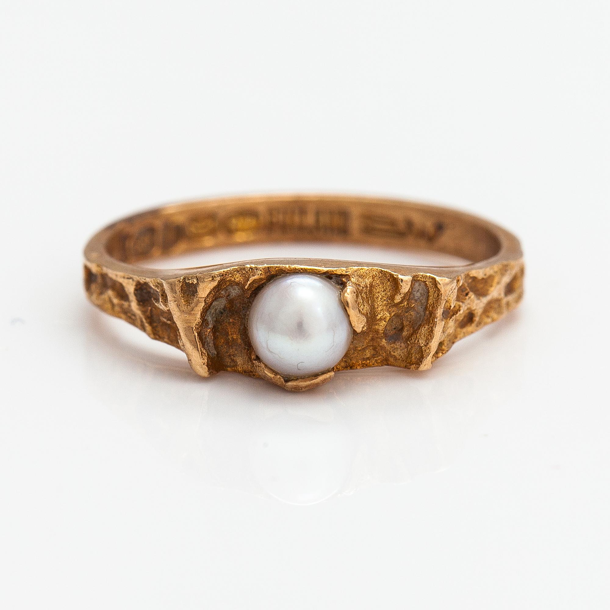 Björn Weckström, Ring "Litet ord", 14K guld, odlad pärla. Lapponia 1970.