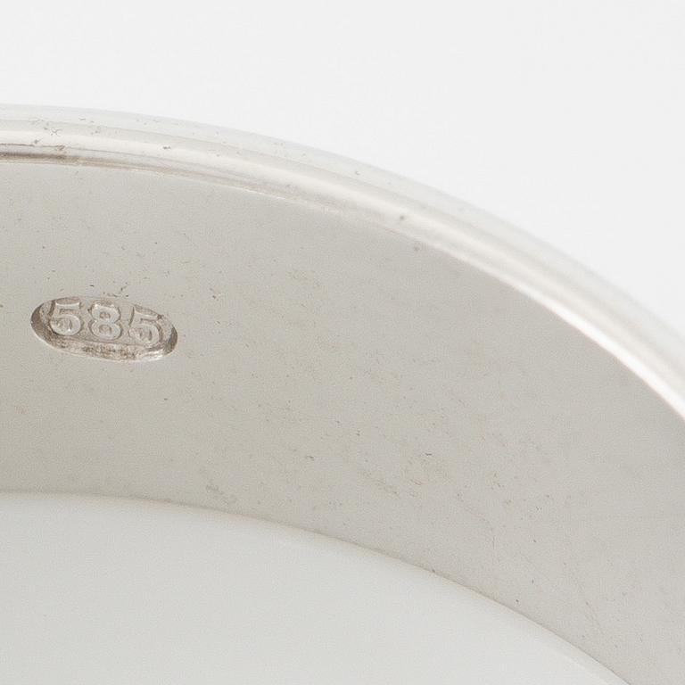 Ring 14K vitguld med tre vita safirer.