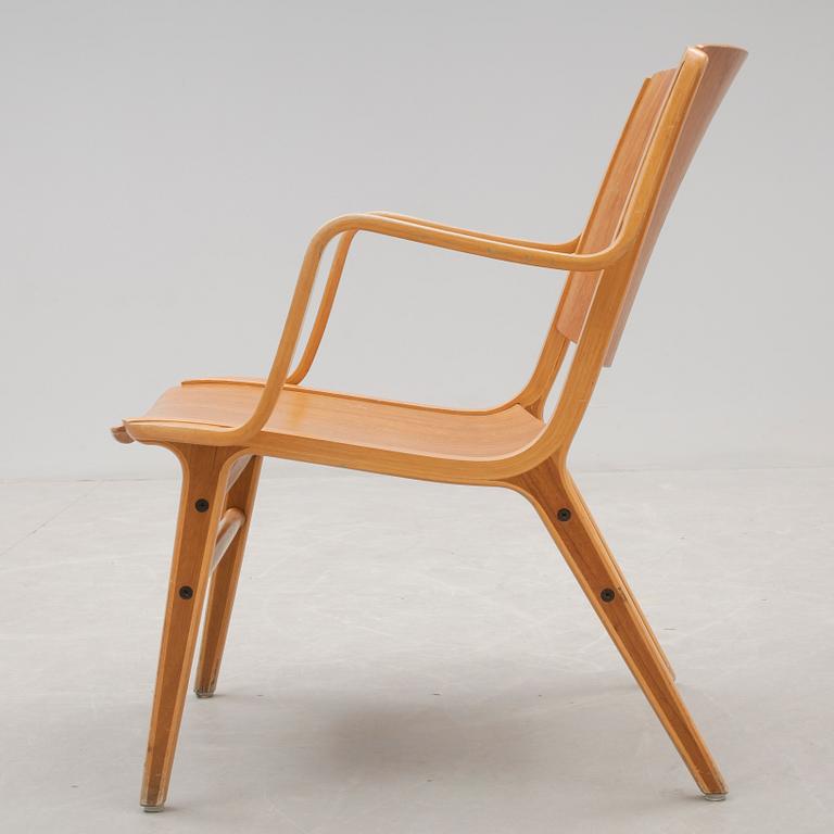 KARMSTOLAR, ett par, "Ax-stolen", Peter Hvidt & Orla Molgaard Nielsen, Fritz Hansen. Modellen formgiven 1950.