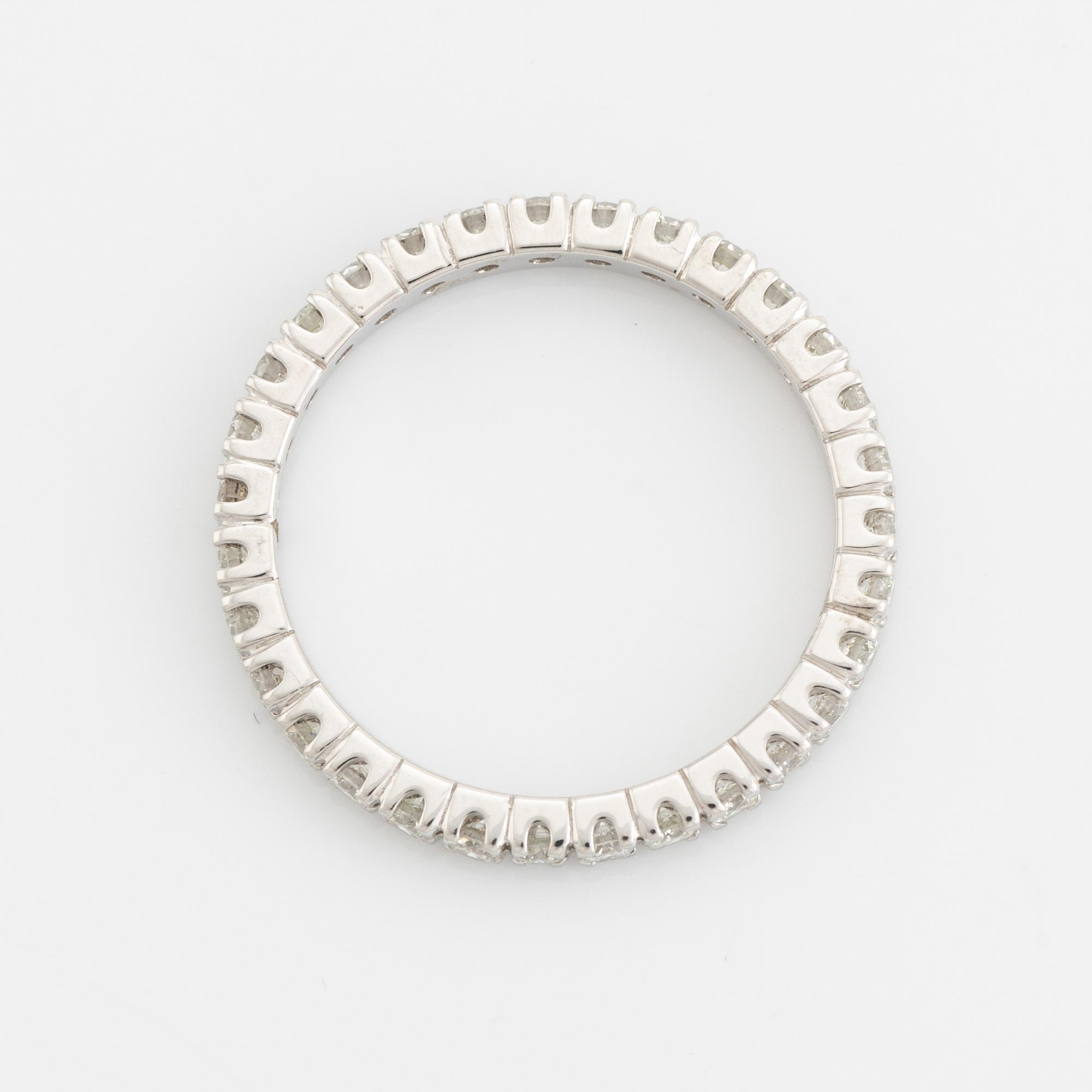 Ring, helallians med briljantslipade diamanter.