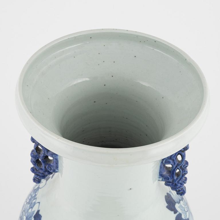 A large Chinese porcelain vase, 19th Century.