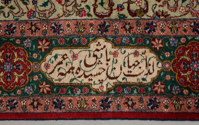 Matto, semi-antique Tabriz, signed ca 335,5 x 256,5 - 261,5 cm.