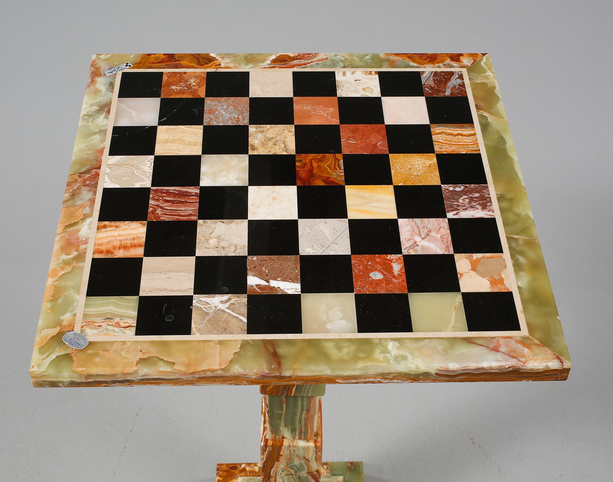 SCHACKBORD samt PJÄSER, Italien, 1900-talets slut.