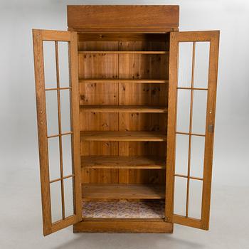 An early 20th century display cabinet for the Finnish State Railways.