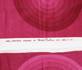 A FABRIC, A CURTAIN AND SAMPLERS, 5 PIECES. Cotton velor. A variety of pinkish red nuances and patterns. Verner Panton.