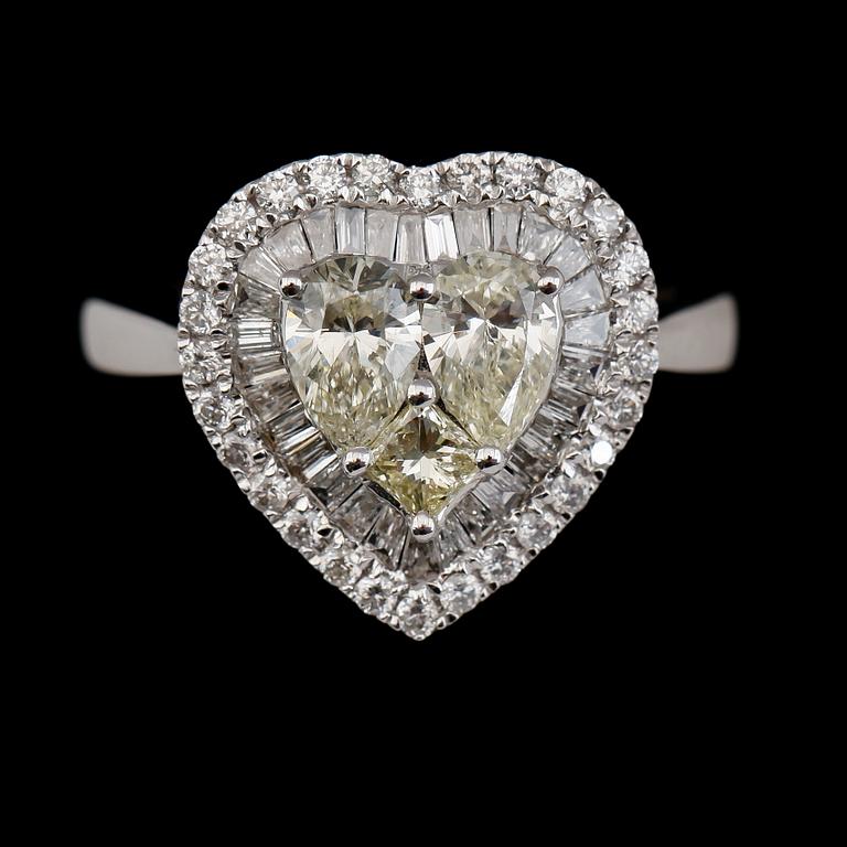 RING, 18K vitguld, olikslipade diamanter tot ca 1.32 ct.