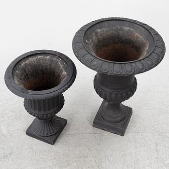 Trädgårdsurnor, 2 st snarlika, 1900-talets andra hälft.