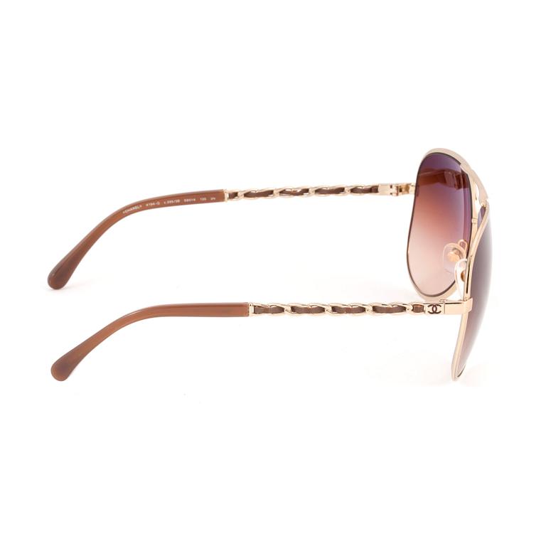 CHANEL, ett par solglasögon.