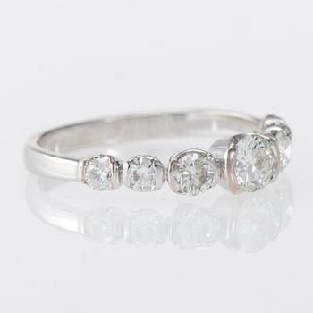 RING, 18K vitguld, briljantslipade diamanter. Manu-Koru, Helsingfors. Vikt ca 2,4 g.