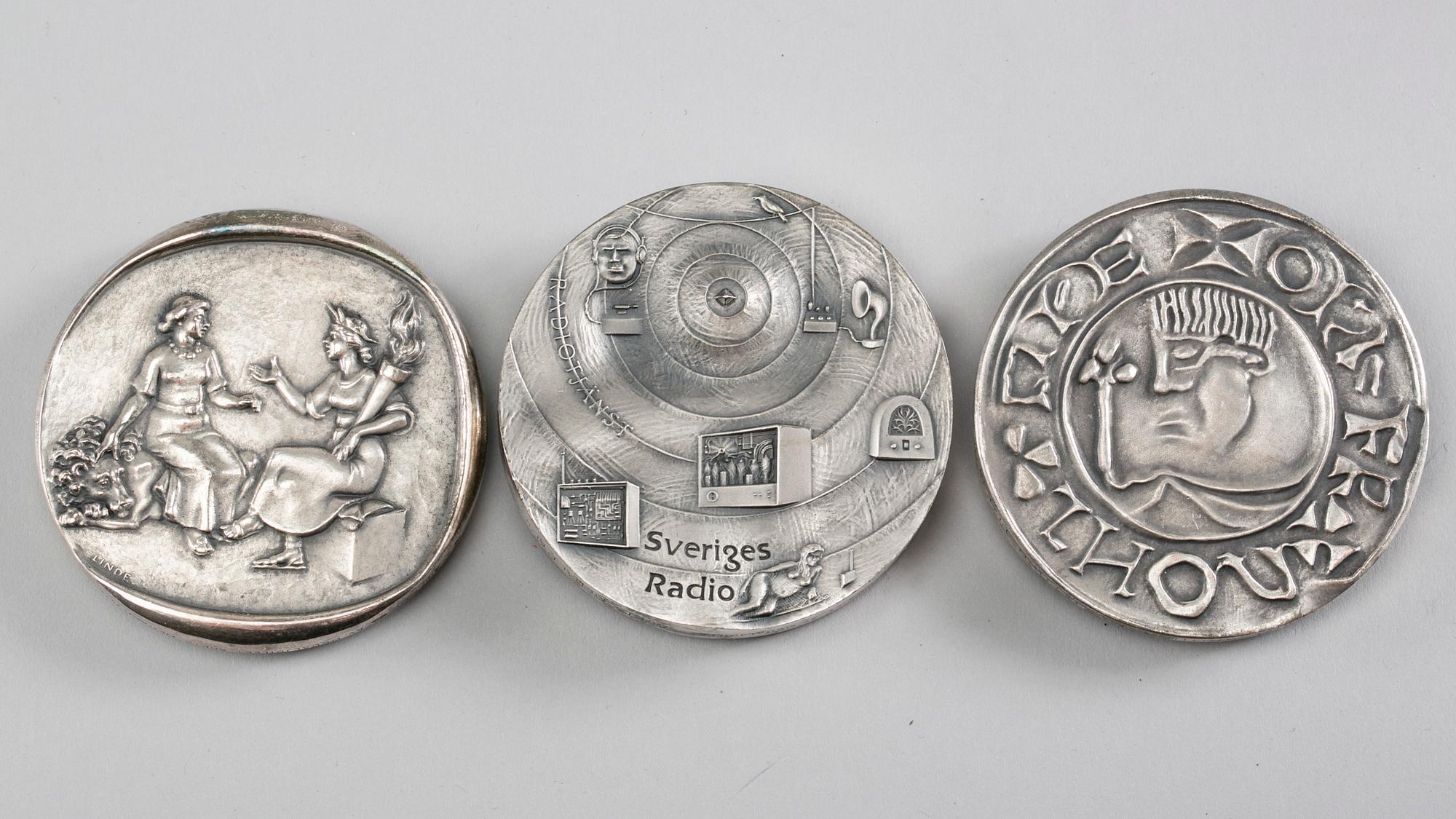 MINNESMEDALJER, silver, 3 st. Bland annat Sigtuna Myntklubb 1971-1976. Svenska Medaljgillet, 1976. Vikt ca 912 g.