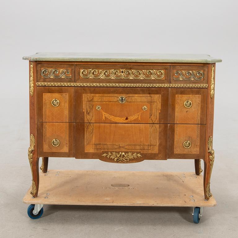 Chest of drawers in Gustavian style, early to mid-20th century.