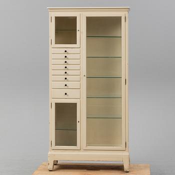 LÄKARSKÅP, 1900-talets mitt.