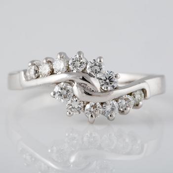 RING, 18K vitguld med briljantslipade diamanter ca 0.50 ct. Vikt 2,9 gram.