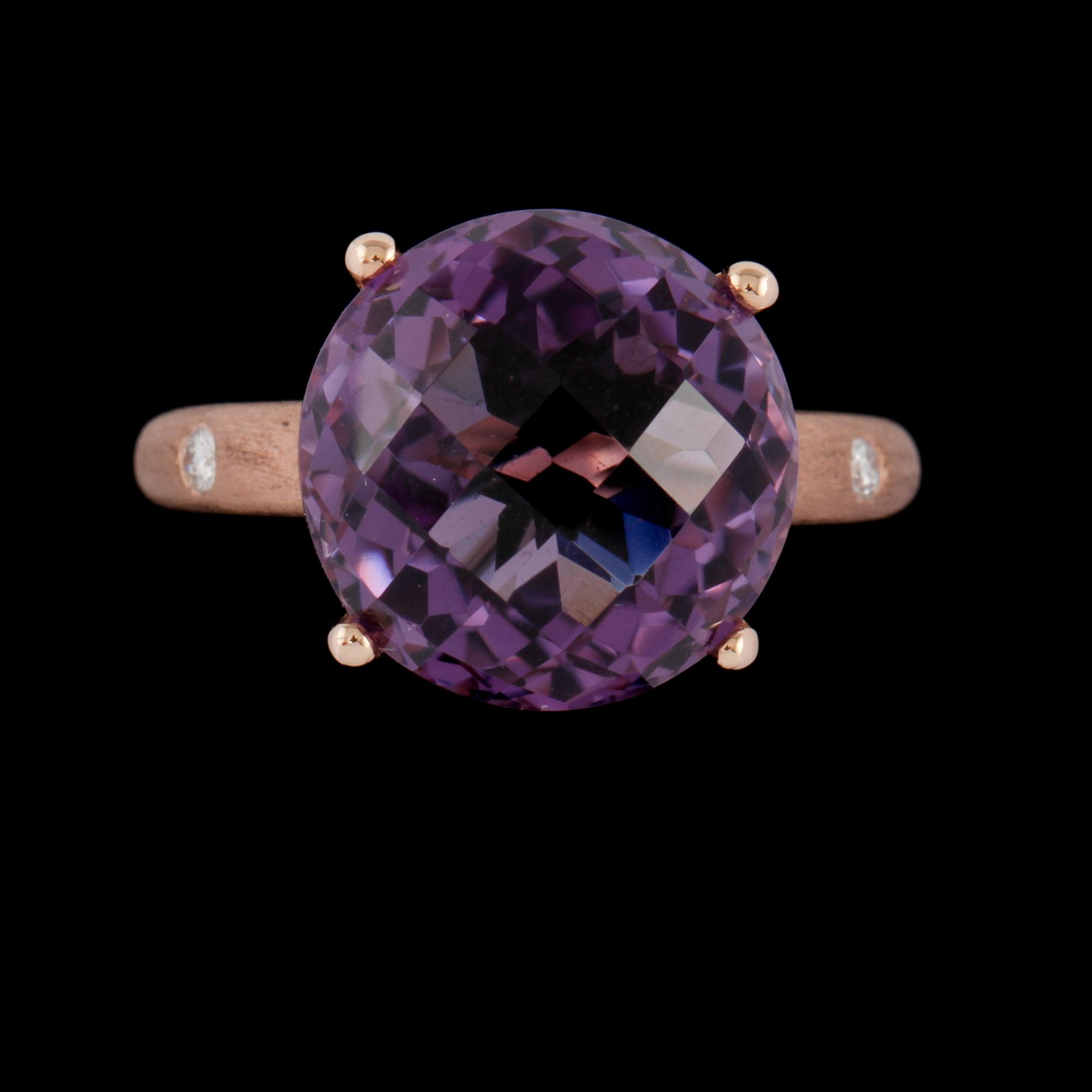 RING, 18k guld med checkerslipad ametist 8.87 ct samt 2 briljantslipade diamanter 0.04 ct. Vikt 5,9 g.