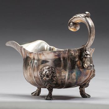 MJÖLKKANNA, silver, England, London 1740. Vikt 346 g.