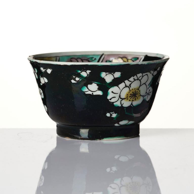 A famille noire cup with stand, Qing dynasty, Kangxi (1662-1722).