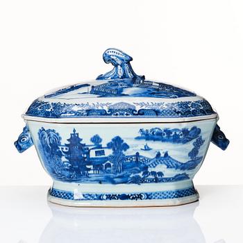 A blue and white tureen with cover, Qing dynasty, Qianlong (1736-95).