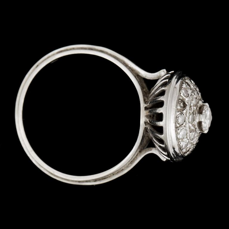 RING, 18k vitguld med diamanter mittsten ca0,22ct, mindre diamanter tot ca0,24ct. Vikt 5,8g.