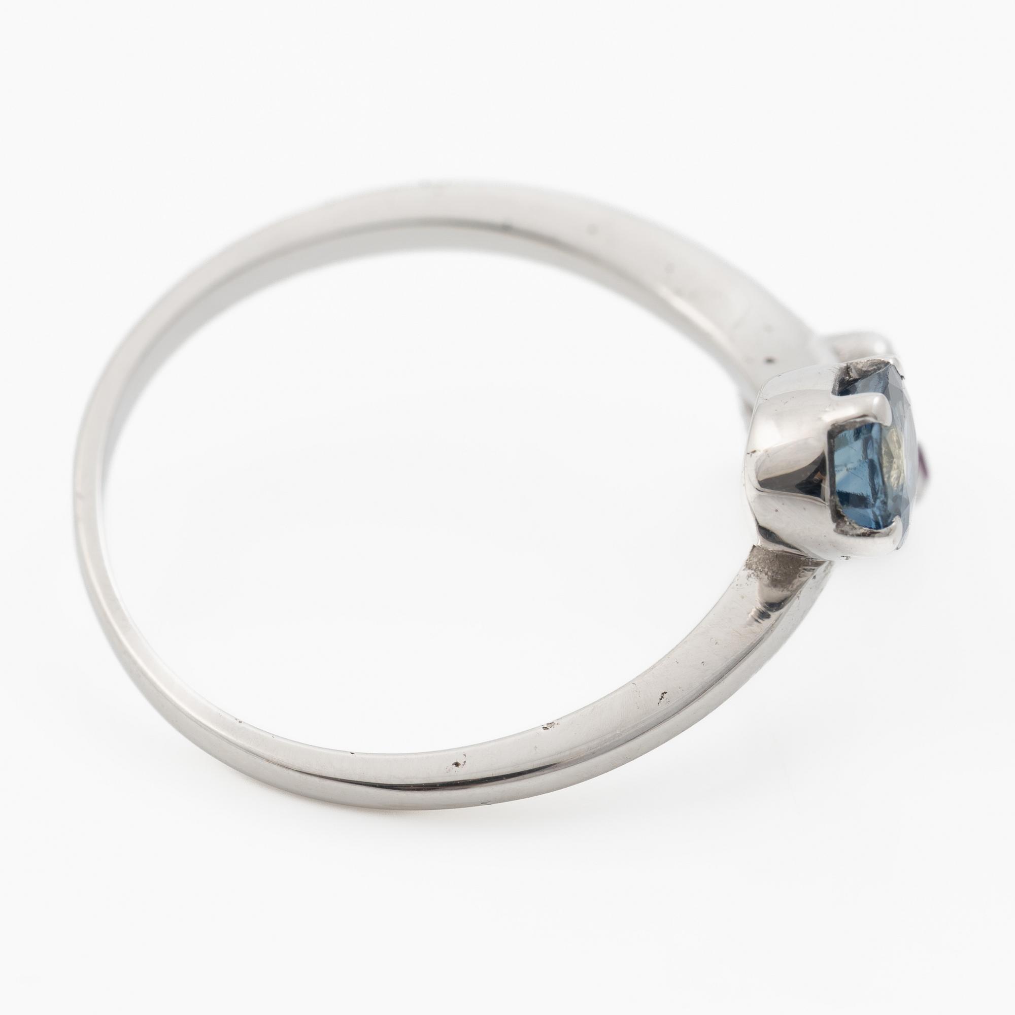 14K white gold ring with sapphire and small rubies.