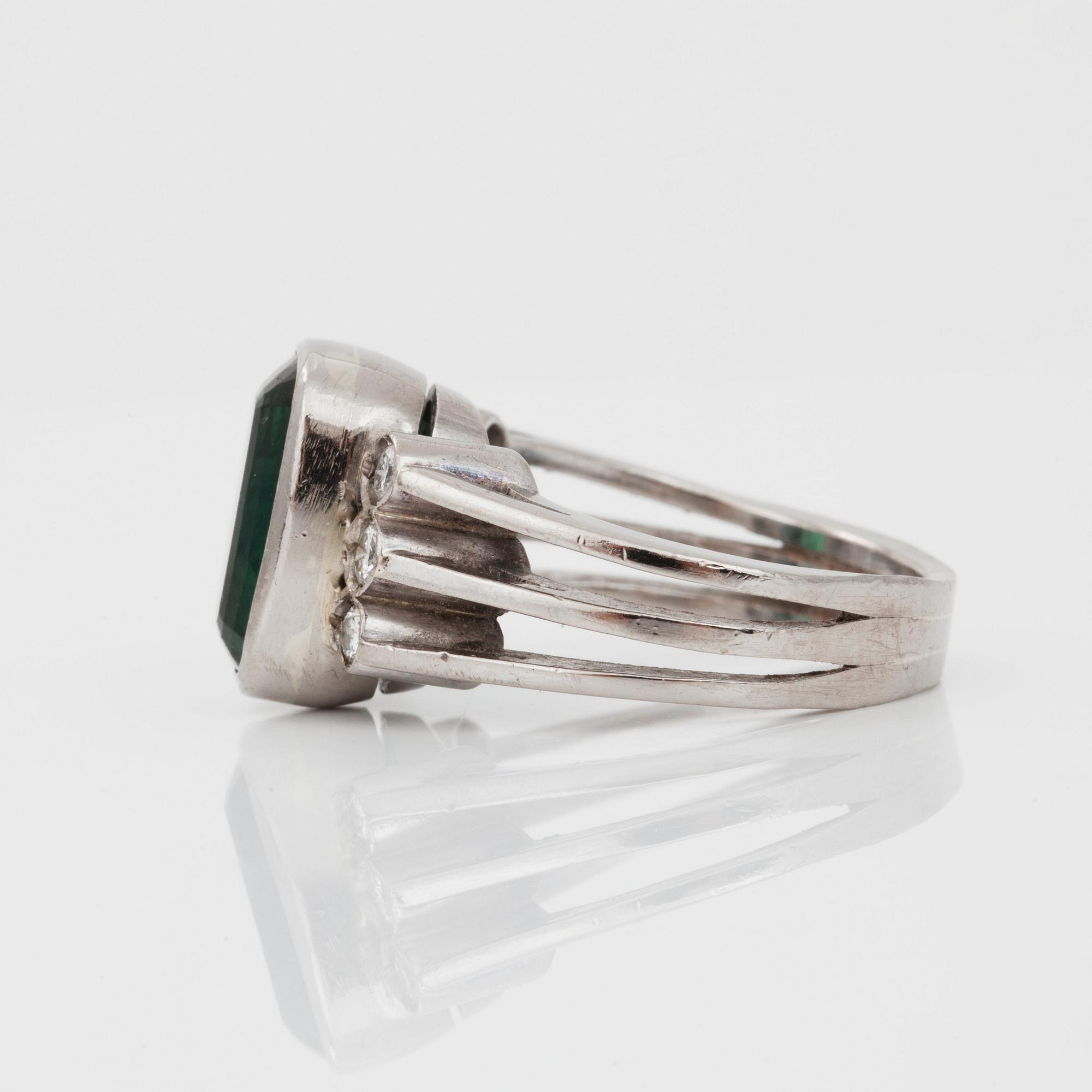 RING med grön turmalin ca 4.00 ct samt briljantslipade diamanter, totalt ca 0.30 ct.