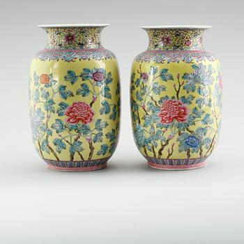 VASER, 1 par, porslin, Kina, 1900-talets första hälft.