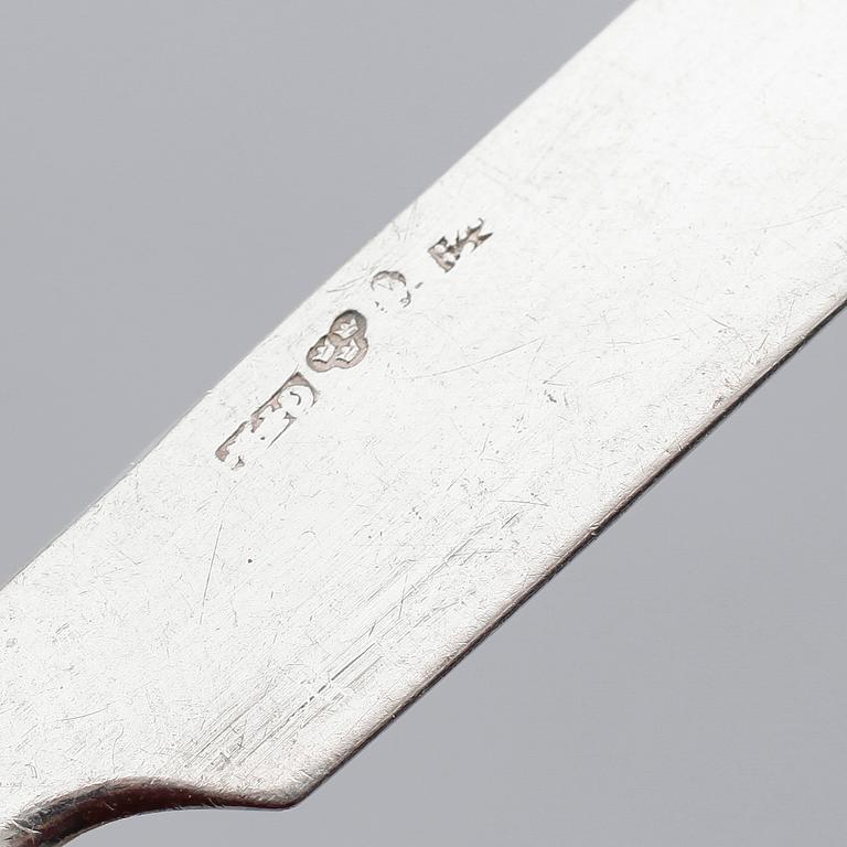 FRUKTKNIVAR, 11 st (5+6), snarlika, silver, 1800-talets första hälft. Vikt ca 418 gram.