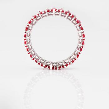 RING, 18K vitguld med navetteslipade rubiner ca 3.22 ct. Vikt 2,4 gram.