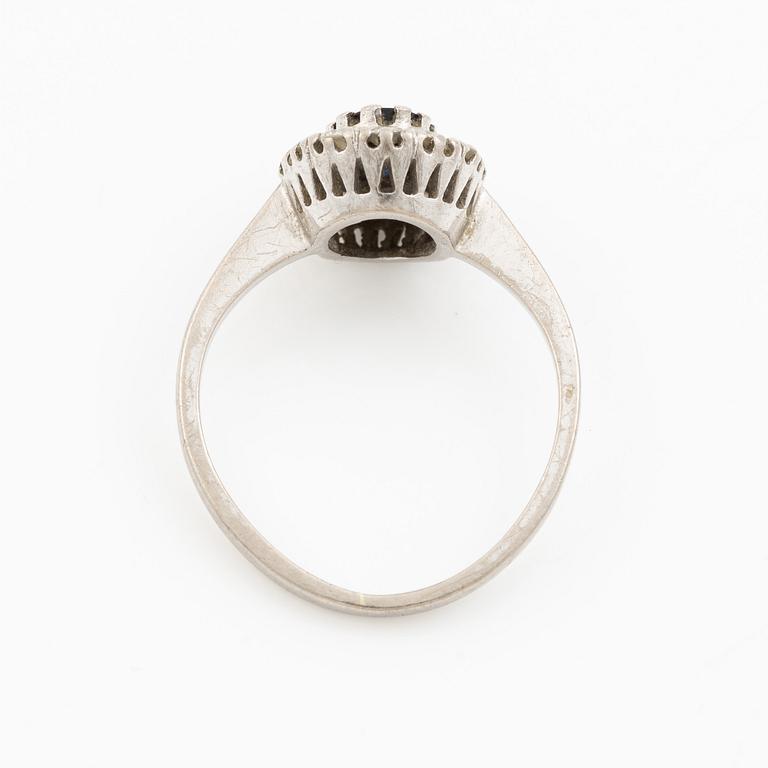 Ring, 18K white gold, camée model with sapphire and brilliant-cut diamonds.