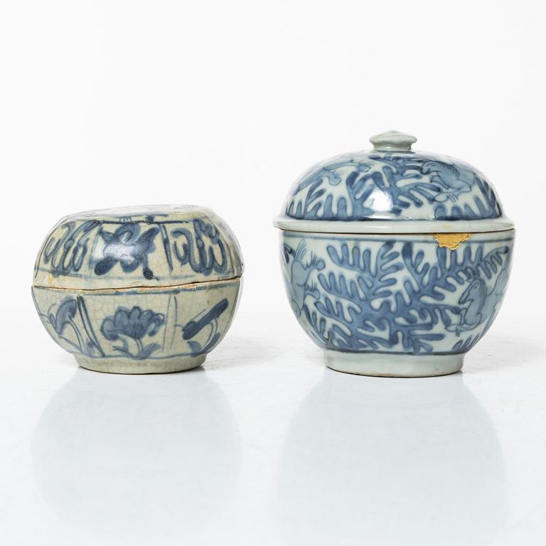 Two Chinese blue and white porcelain boxes, Ming dynasty.