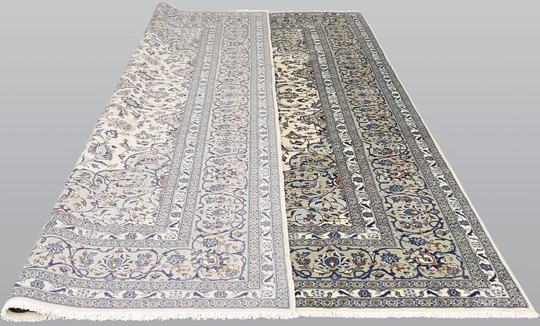 A Kashan carpet, ca 360 x 250 cm.