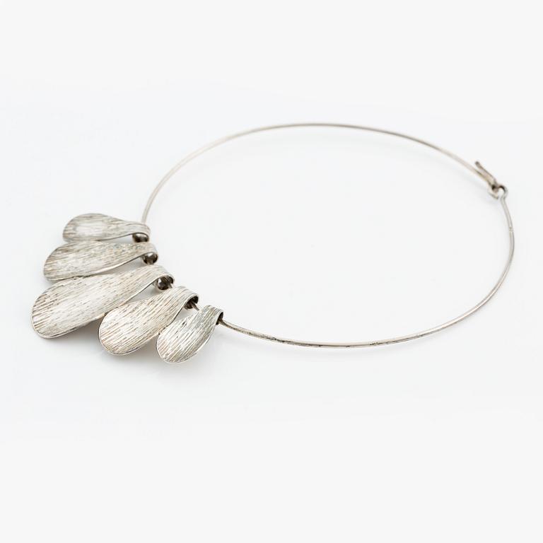 Necklace with leaf-shaped pendant, silver.