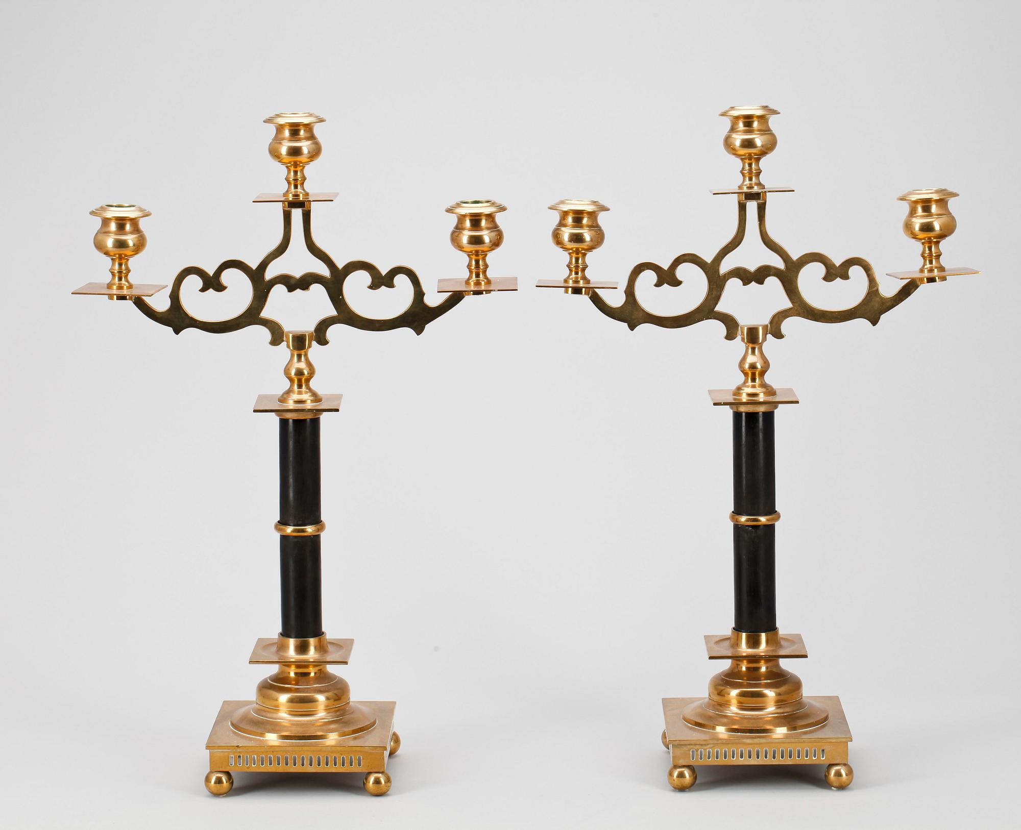 KANDELABRAR, ett par, mässing och svärtat trä, Torshammars bruk, 1900-tal.