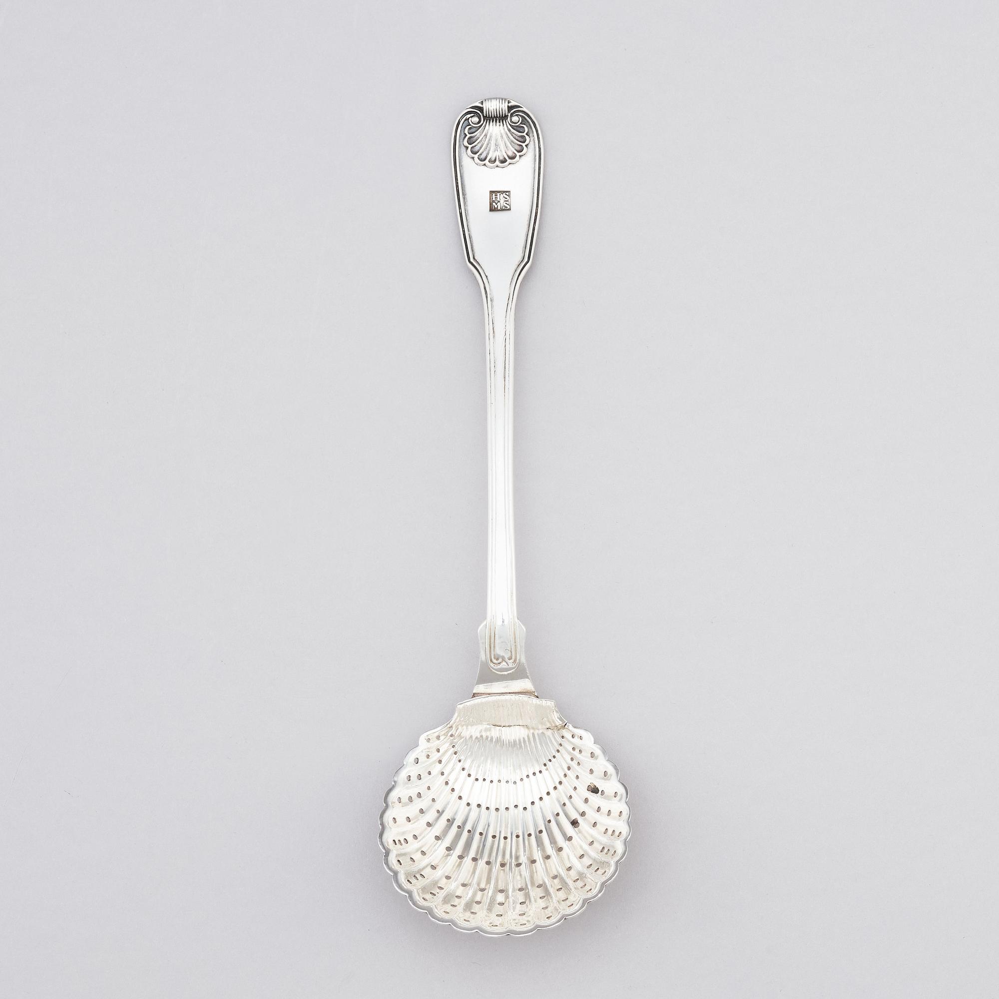Johan Schvart, sockerskål med lock, silver, Karlskrona 1791. Strösked, silver. Gustaf Möllenborg, Stockholm 1892.