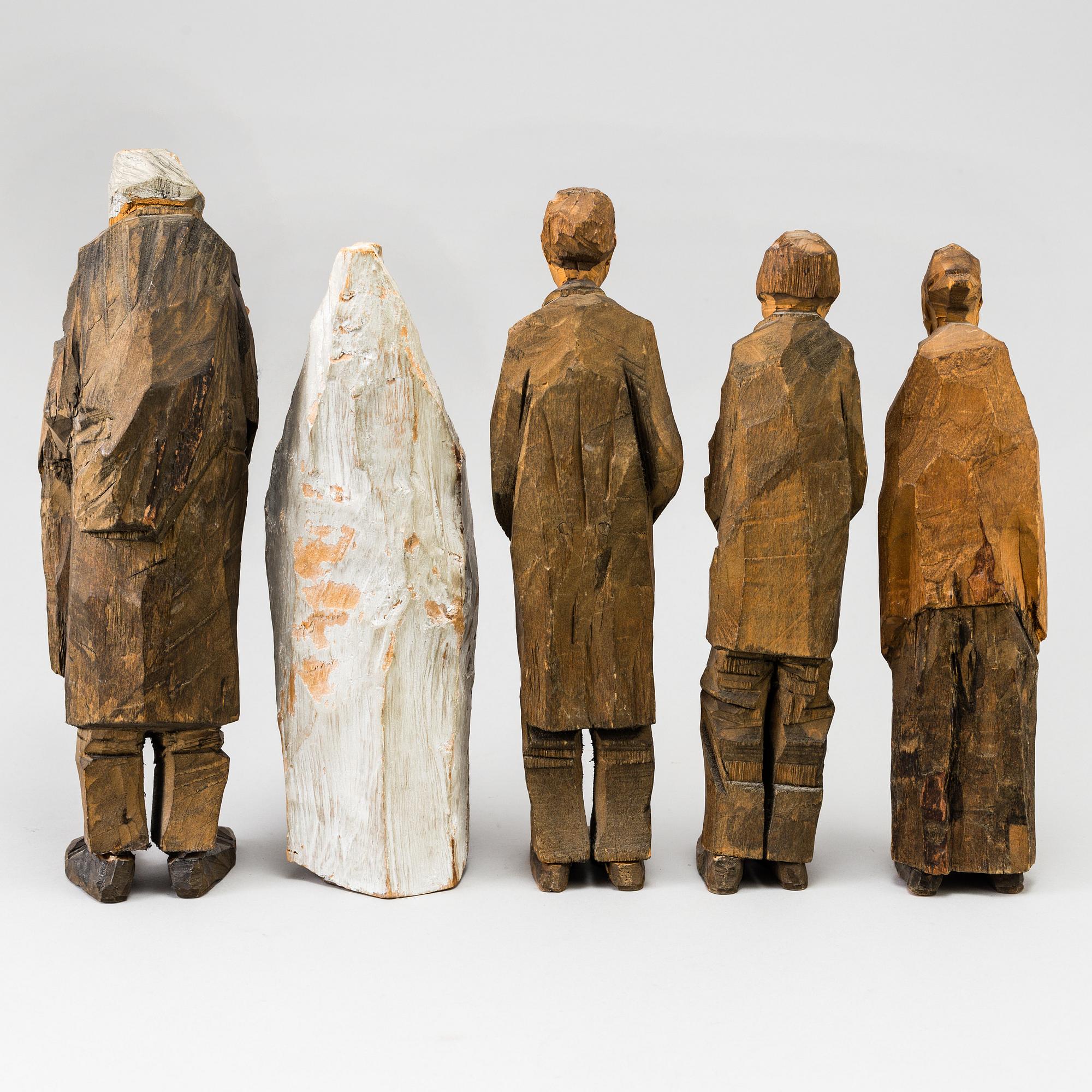AXEL PETERSSON DÖDERHULTARN, Skulpturgrupp, "Bröllop", bestående av 5 figurer, snidad och delvis bemålat trä.