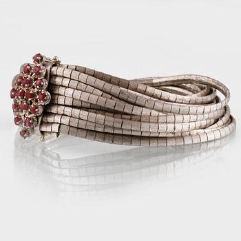 ARMBAND, 18K vitguld med 16 fasettslipade rubiner, troligtvis Italien. Vikt 96,5 gram.