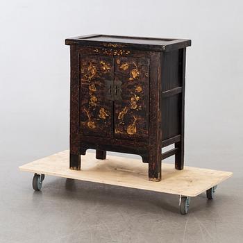 A CHINESE CUPBOARD FIRST HALF OF 20TH CENTURY.