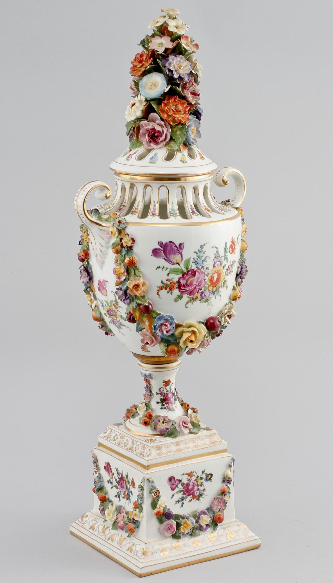 PRAKTURNA, porslin, Wien, 1800-talets andra hälft.